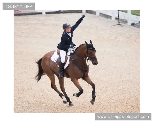 马术比赛失控，骑手摔落受轻伤